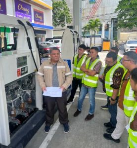 A delegation of Pertamina’s commercial and technical experts inspect an E10 fuel pump in Manila, Philippines during a study mission organized by the Council in July 2024.